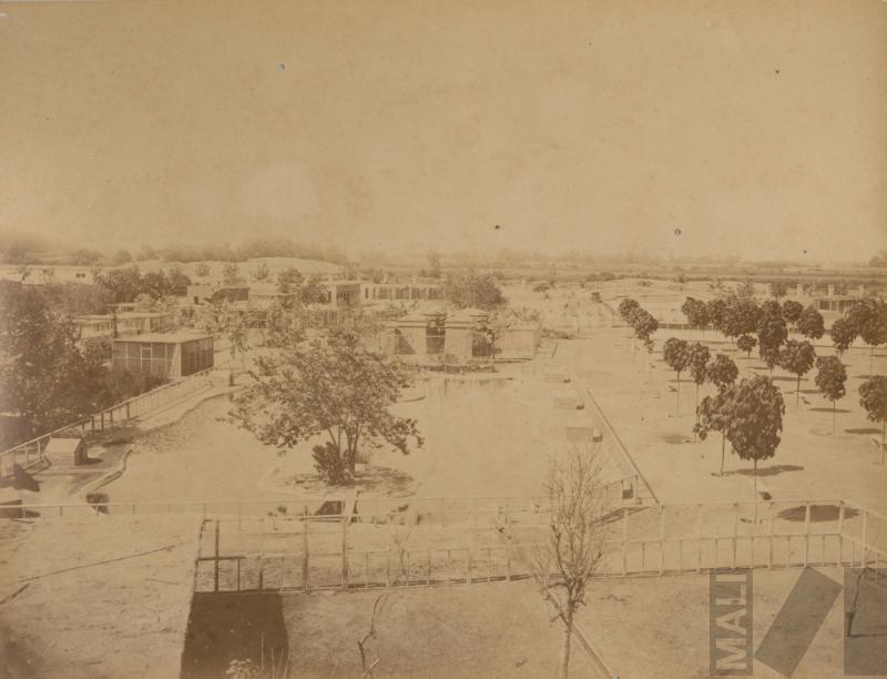 Laguna para los cisnes en el Parque de la Exposición
