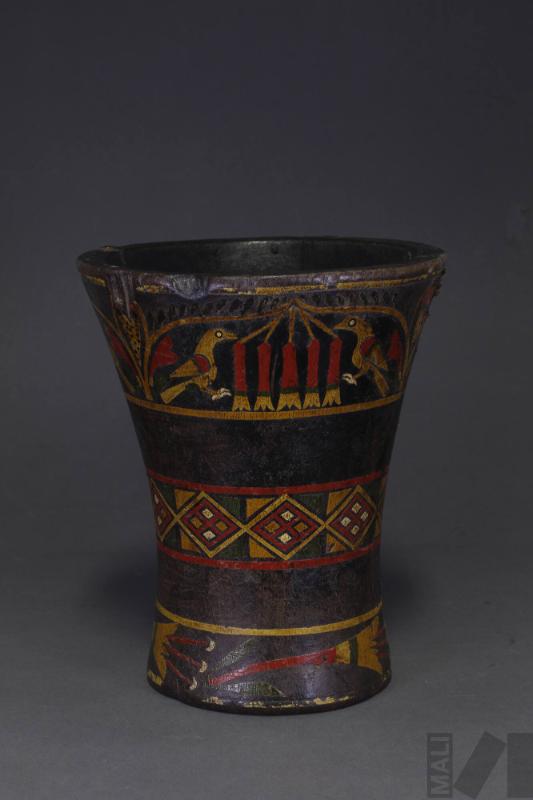 Quero con motivos de aves y cantutas