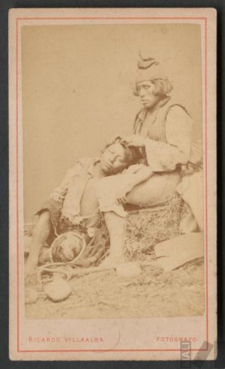 Hombre despiojando a otro