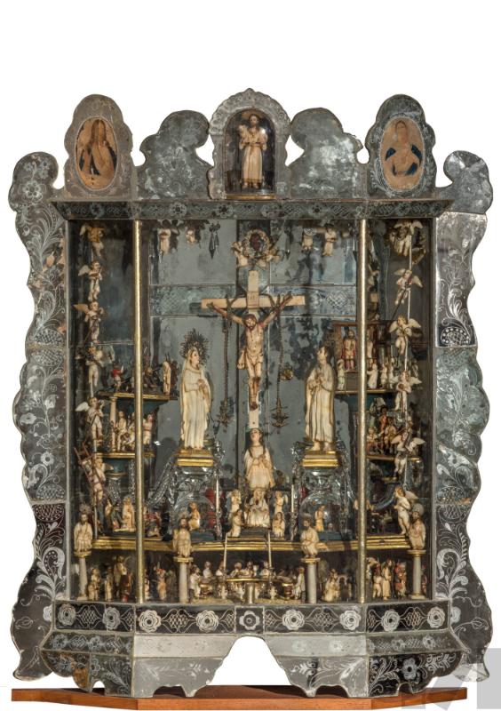 Urna con escenas de la pasión de Cristo
