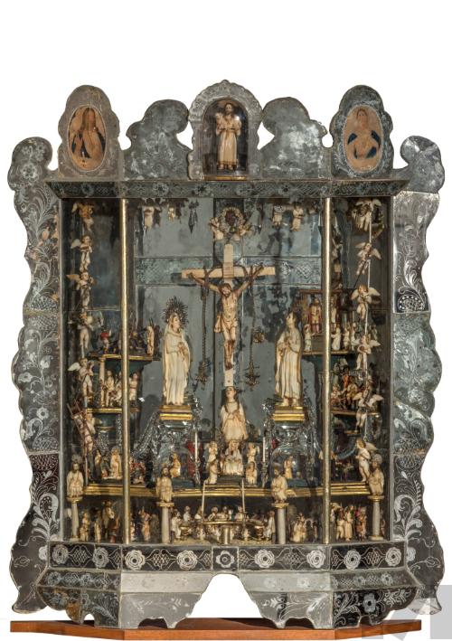 Urna con escenas de la pasión de Cristo
