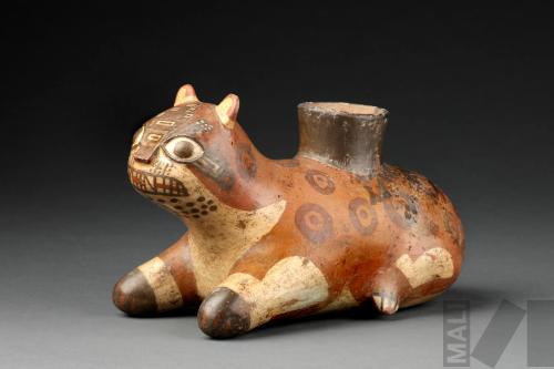 Cántaro en forma de felino con cabeza emplumada