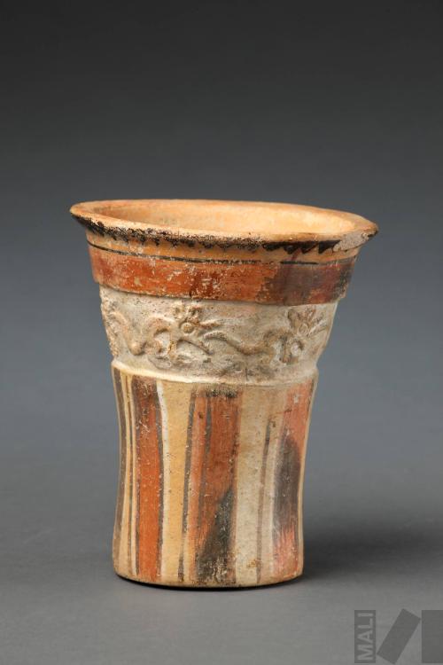 Quero con representación impresa de felinos mordiéndose la cola