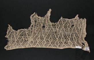 Fragmento de paño con diseño romboidal