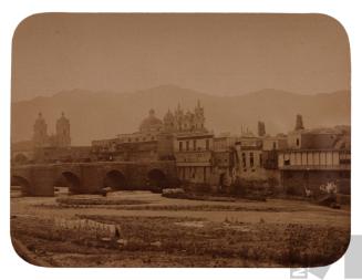 Vista del puente de piedra desde el río Rímac, Lima