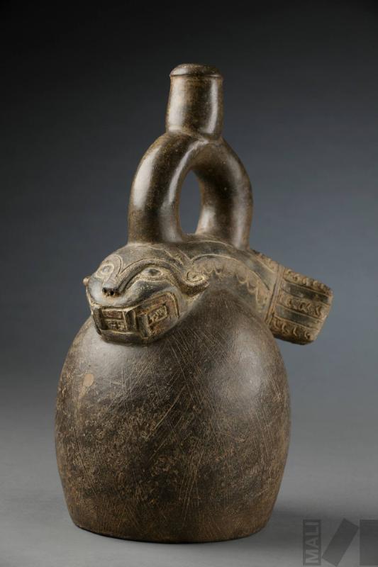 Botella con representación de pez con atributos de felino y serpiente