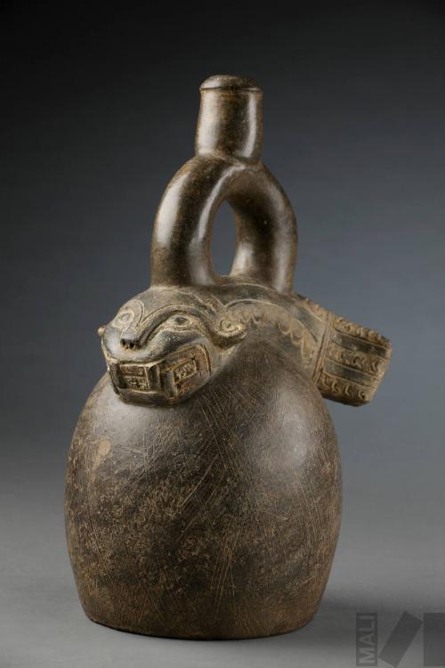 Botella con representación de pez con atributos de felino y serpiente