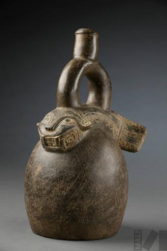 Botella con representación de pez con atributos de felino y serpiente