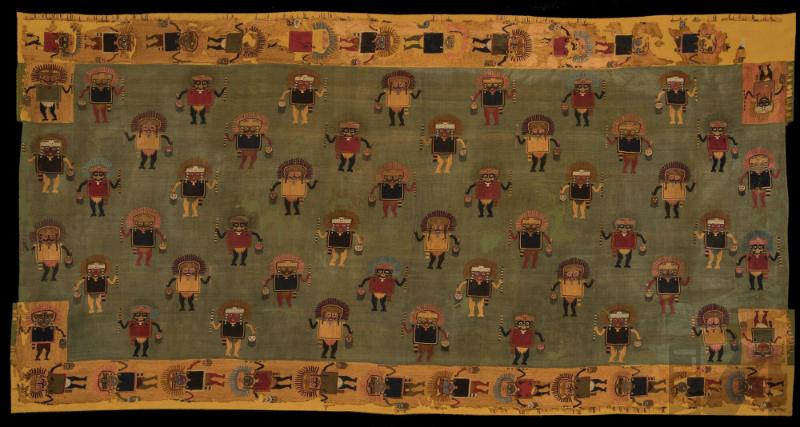 Manto con diseños de guerreros míticos sosteniendo cabezas trofeo