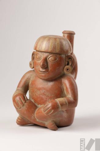 Botella que representa a un personaje sentado con casco y orejeras