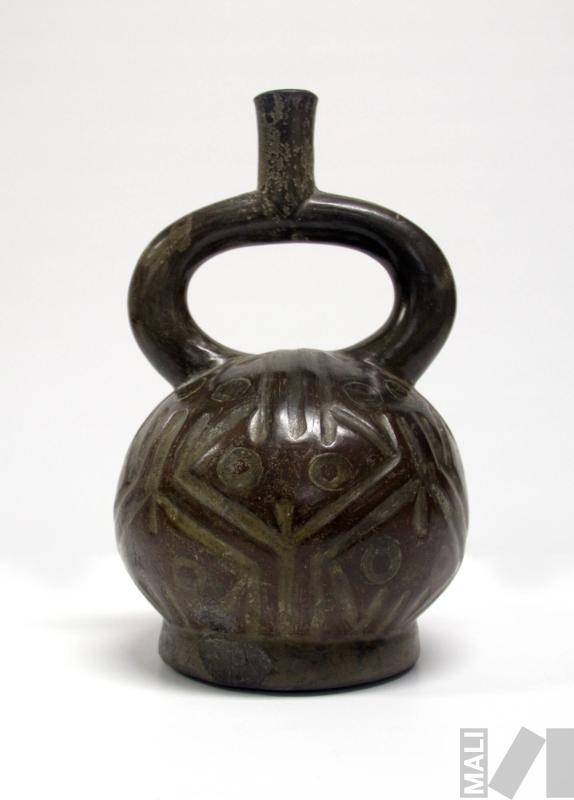 Botella con diseños en relieve de
cabezas zoomorfas estilizadas