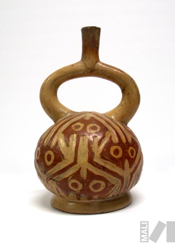 Botella con motivos estilizados de cabezas de serpientes