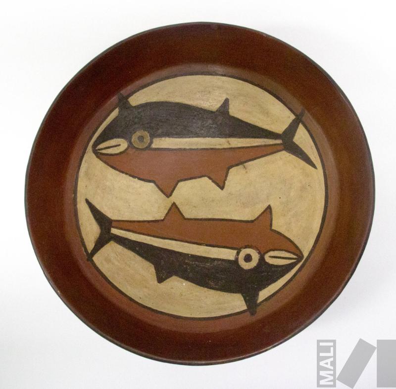 Plato con representación de peces