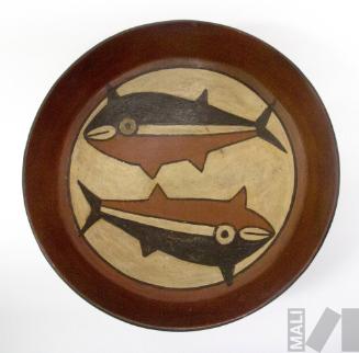 Plato con representación de peces