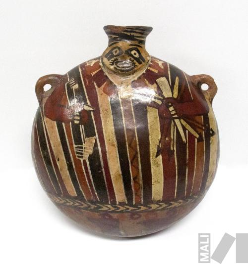 Cántaro con cuello
efigie que representa a un personaje masculino vestido con una túnica de patrón listado