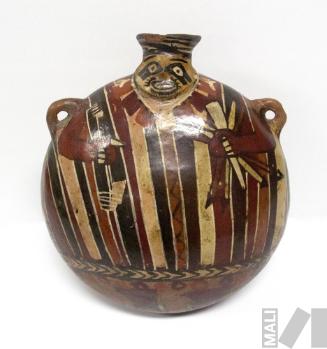 Cántaro con cuello
efigie que representa a un personaje masculino vestido con una túnica de patrón listado