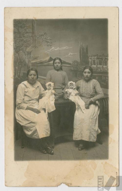 Julia Pastor, María Encarna Porras Cosme y mujer no identificada