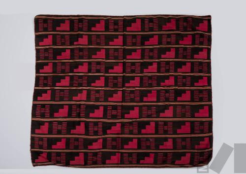 Lliclla con bandas horizontales decoradas con diseños escalonados y lineales