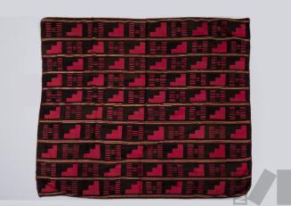 Lliclla con bandas horizontales decoradas con diseños escalonados y lineales