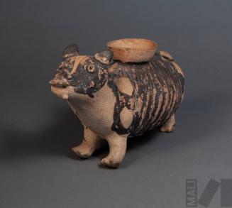 Vasija con representación de cánido sacando la lengua