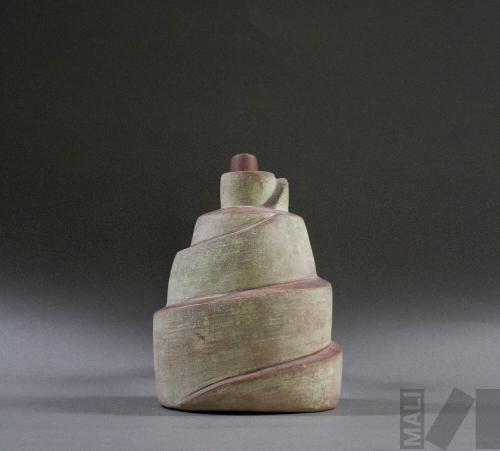 Botella escultórica que representa una pirámide escalonada con acceso en rampa