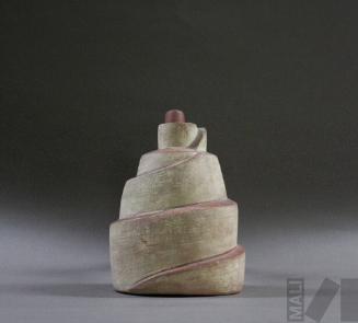 Botella escultórica que representa una pirámide escalonada con acceso en rampa