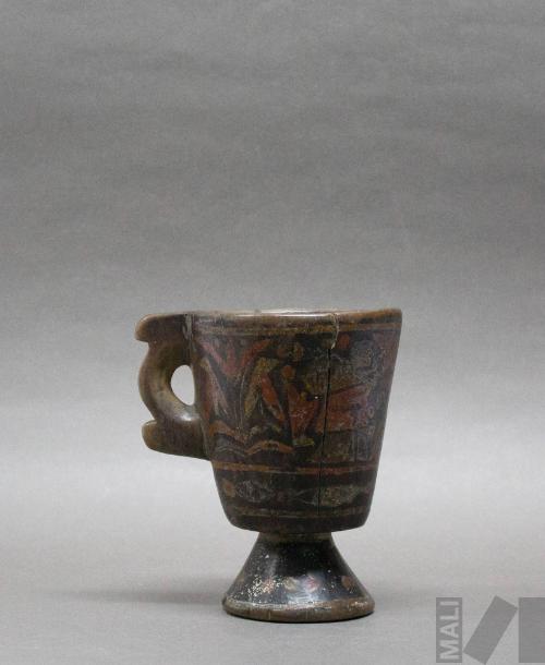 Taza de madera con asa lateral y base pedestal con representación de personajes y flores de k'antu