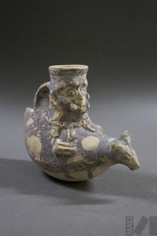 Botella que representa un personaje sentado sobre un camélido