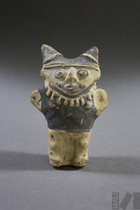 Figurina femenina con tocado doble punta