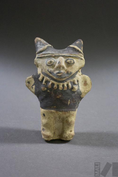 Figurina femenina con tocado doble punta