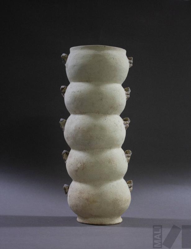 Vasija compuesta y con aplicaciones zoomorfas a los lados