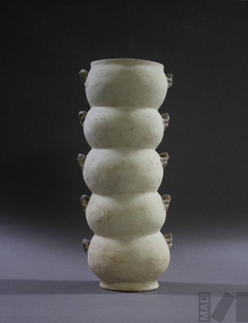 Vasija compuesta y con aplicaciones zoomorfas a los lados