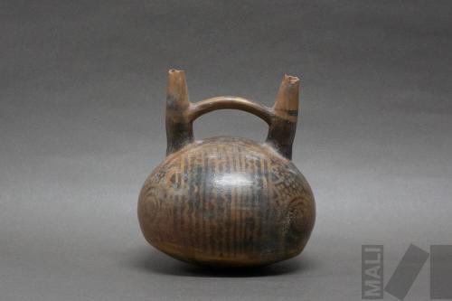 Botella doble pico y asa puente con decoración negativa