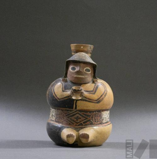 Botella que representa a un personaje sentado sosteniendo una copa