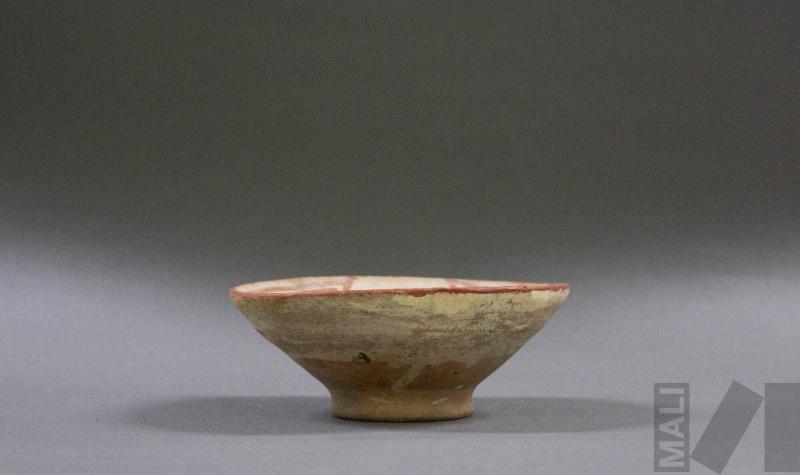 Plato con base anular y diseños geométricos en el interior