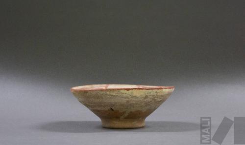 Plato con base anular y diseños geométricos en el interior