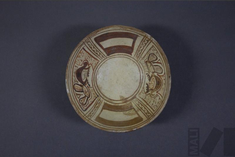 Plato con base anular y diseños zoomorfos en el interior