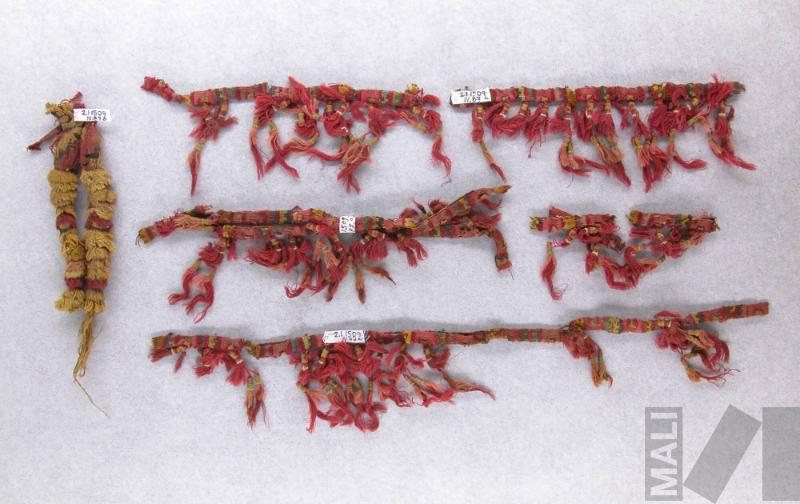 Fragmentos de cintas con diseños geométricos