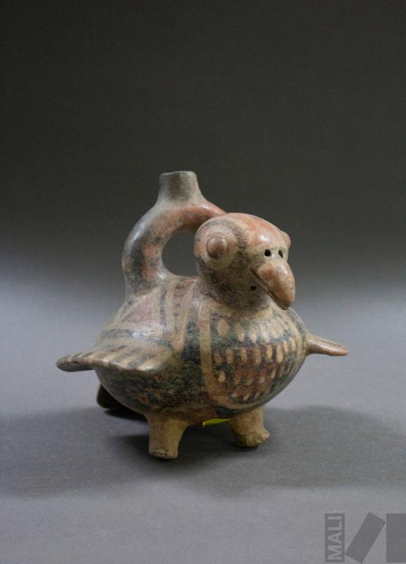 Botella asa estribo con forma de ave con alas desplegadas