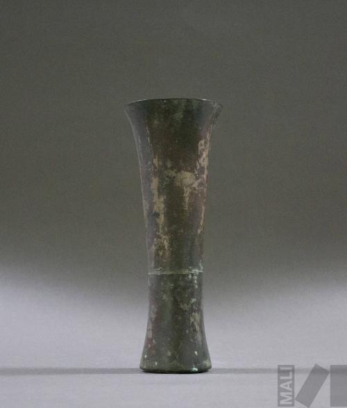 Vaso sonajero de metal