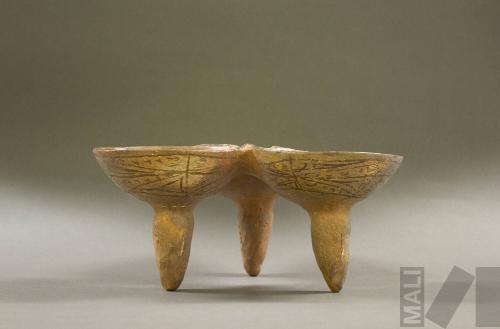 Tres platos unidos con base trípode