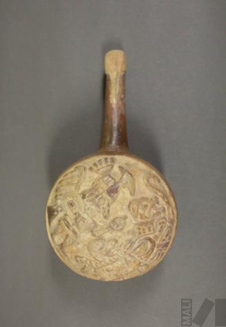 Canchero con mango con representación de sacrificio a cargo de dioses Buho y Felino