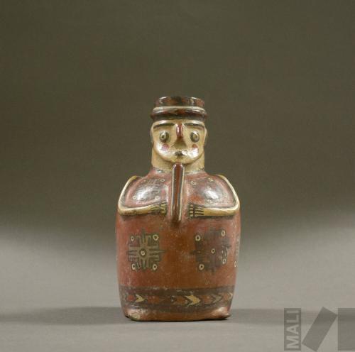 Botella con representación de personaje cargando un objeto alargado