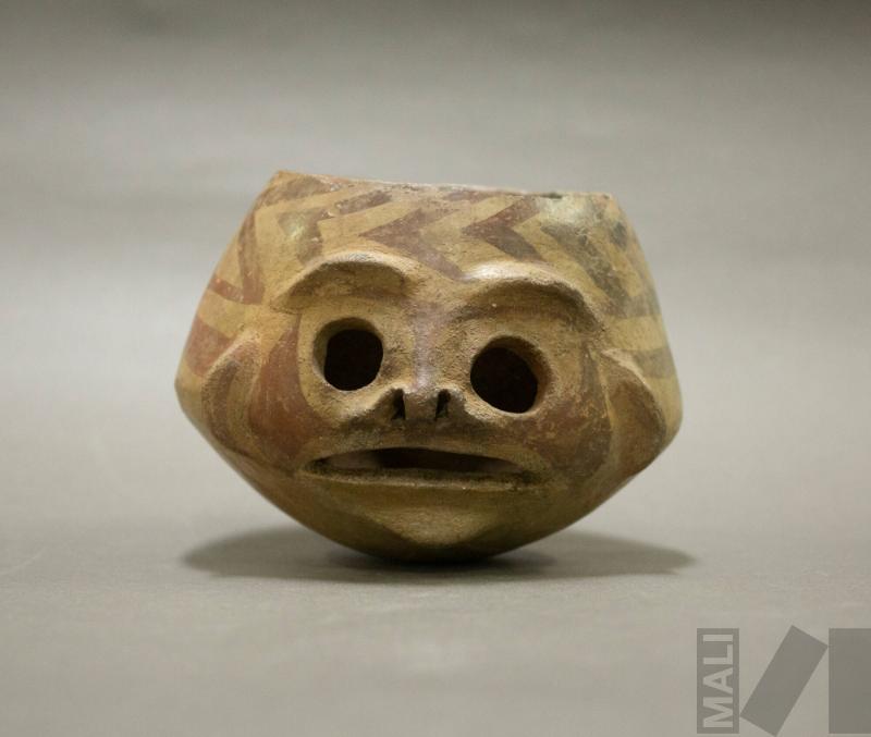 Vaso escultórico en forma de cráneo