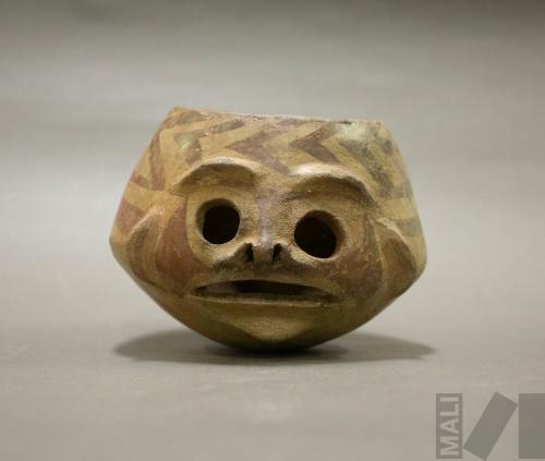 Vaso escultórico en forma de cráneo