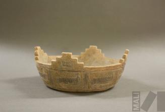 Cuenco con bordes escalonados y motivos geométricos