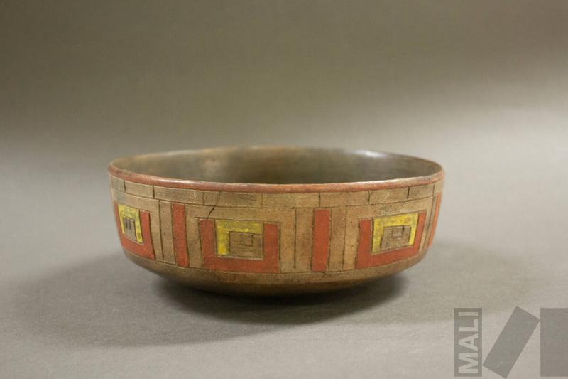 Cuenco con diseños geométricos incisos en forma de ojos estilizados