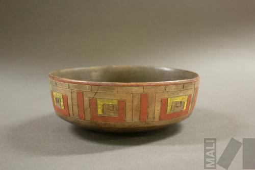 Cuenco con diseños geométricos incisos en forma de ojos estilizados