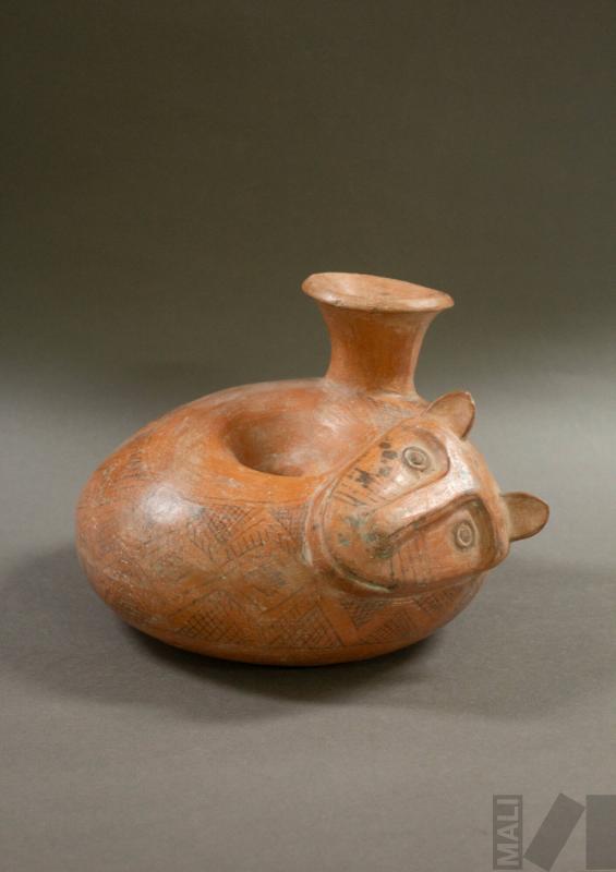 Cántaro con representación de serpiente enroscada