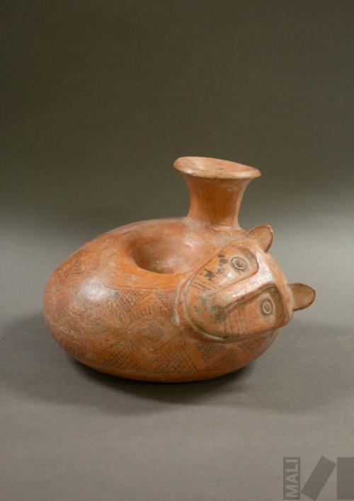 Cántaro con representación de serpiente enroscada